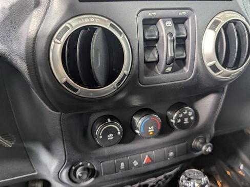 Used 2017 Jeep Wrangler Unlimited Sahara w/ Max Tow Package AWD/4WD image 19