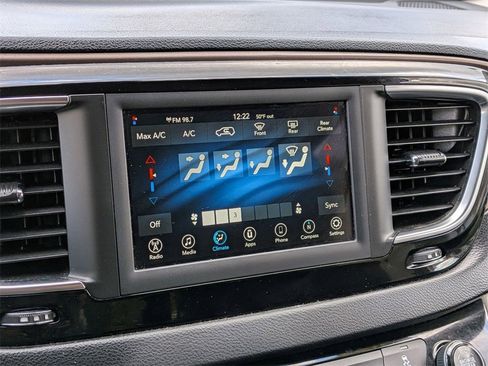 Used 2020 Chrysler Voyager Lxi image 21