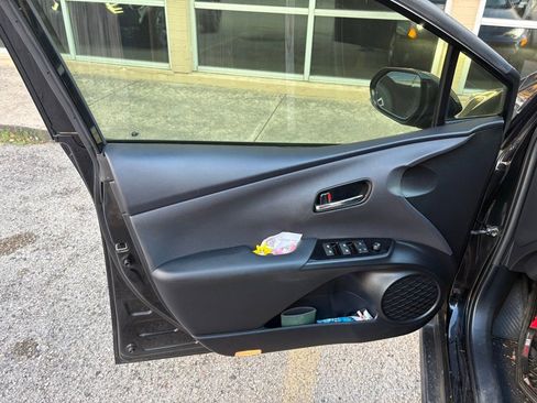 Used 2016 Toyota Prius Three image 9