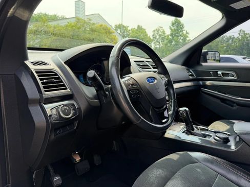 Used 2019 Ford Explorer XLT w/ Equipment Group 202A AWD/4WD image 10