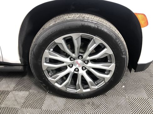 Used 2022 GMC Yukon Denali w/ Denali Premium Package image 10