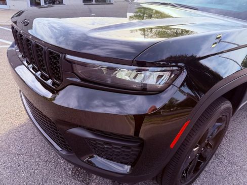 Used 2023 Jeep Grand Cherokee Altitude RWD image 15