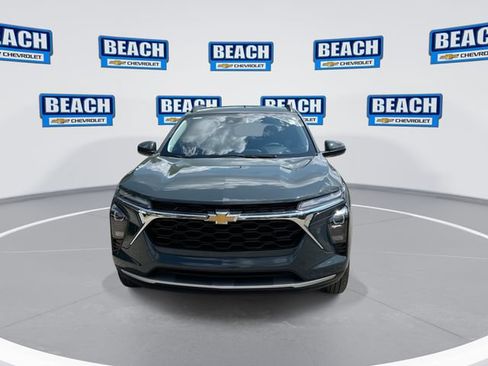 Used 2025 Chevrolet Trax LT FWD image 3
