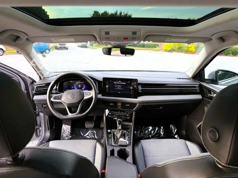 Used 2025 Volkswagen Jetta SE image 25