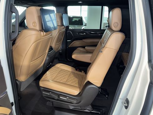 Used 2024 Cadillac Escalade ESV Premium Luxury w/ Performance Package AWD/4WD image 17