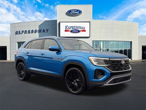 Used 2024 Volkswagen Atlas Cross Sport SE w/ Panoramic Sunroof Package image 4