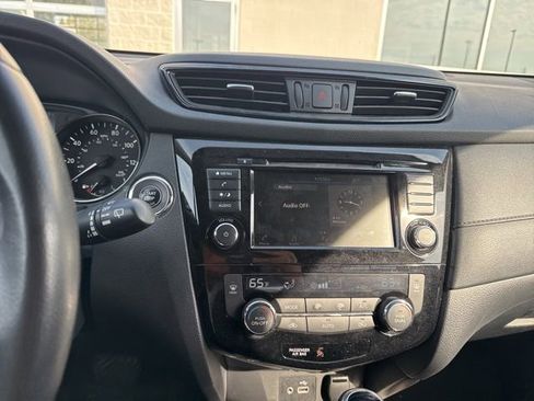 Used 2018 Nissan Rogue SV image 12