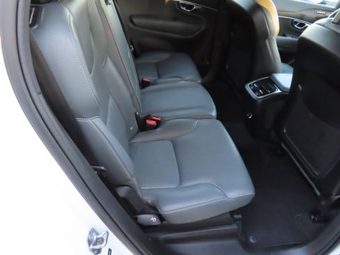 Used 2020 Volvo XC90 T6 Momentum image 17