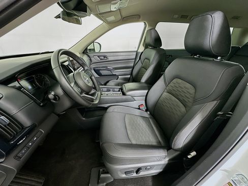 Used 2025 Nissan Pathfinder SV image 13