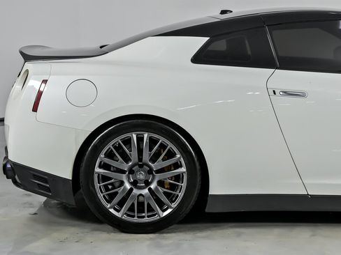 Used 2016 Nissan GT-R Premium image 13