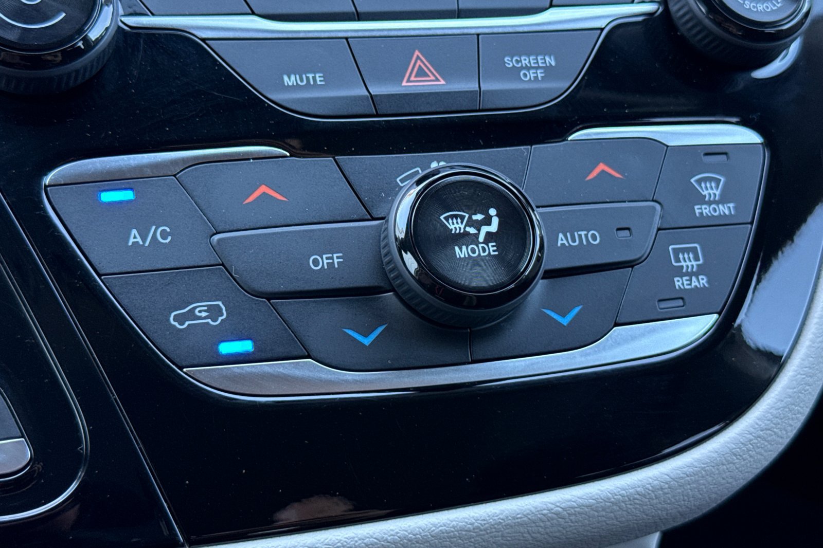 Used 2019 Chrysler Pacifica Touring Plus w/ Advanced Safetytec Group FWD image 32