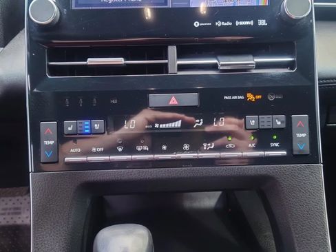 Used 2022 Toyota Avalon Limited image 26