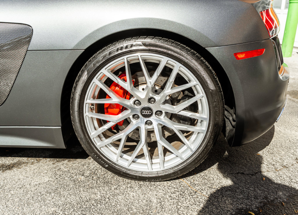 Used 2017 Audi R8 V10 w/ Carbon Exterior Package AWD/4WD image 32