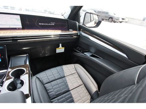 New 2026 Cadillac Escalade Platinum Sport w/ LPO, ONYX Package AWD/4WD image 10