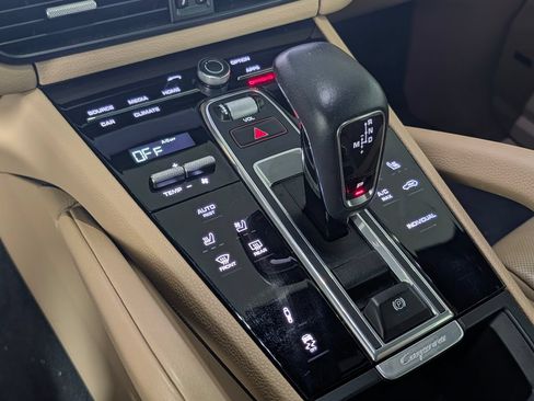 Certified 2023 Porsche Cayenne Platinum Edition AWD/4WD image 32