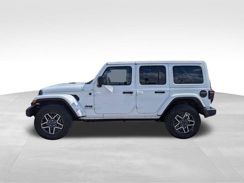 Used 2025 Jeep Wrangler Sahara image 5