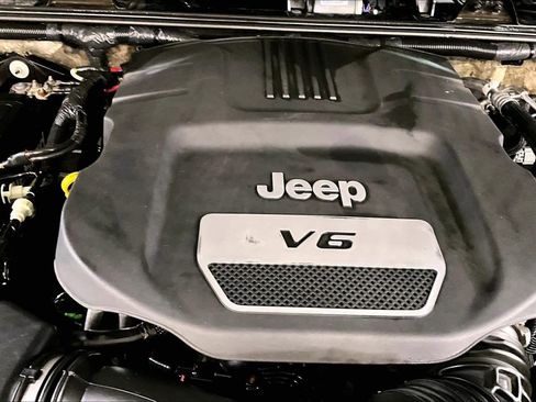 Used 2015 Jeep Wrangler Unlimited Sahara w/ Connectivity Group image 29