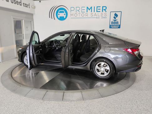 Used 2021 Hyundai Elantra SE image 4