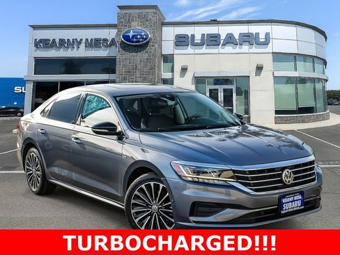 Used 2022 Volkswagen Passat 2.0T image 1