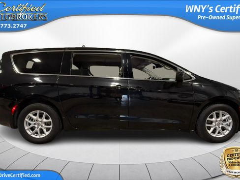 Used 2023 Chrysler Voyager LX FWD image 4