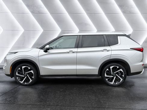 Used 2022 Mitsubishi Outlander SE image 3