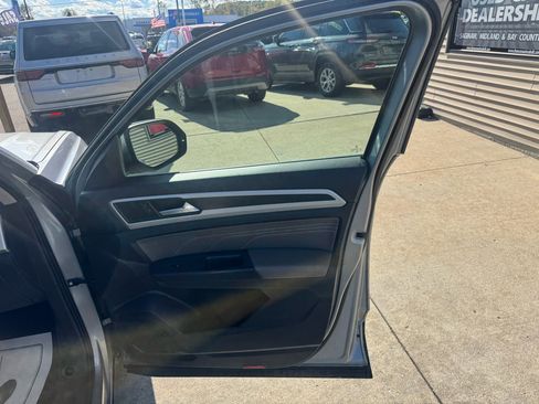 Used 2021 Volkswagen Atlas SE image 16