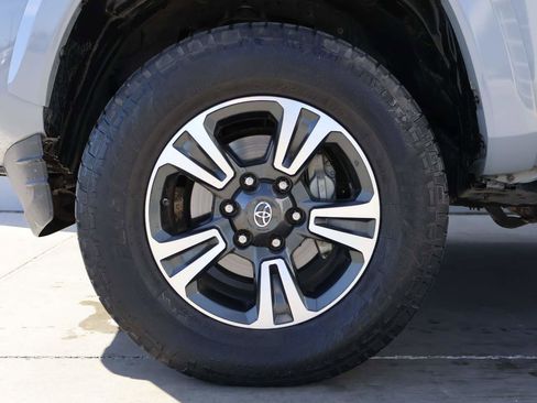 Used 2019 Toyota Tacoma TRD Sport image 6