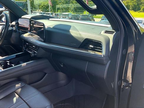 Used 2025 Chevrolet Suburban High Country AWD/4WD image 16