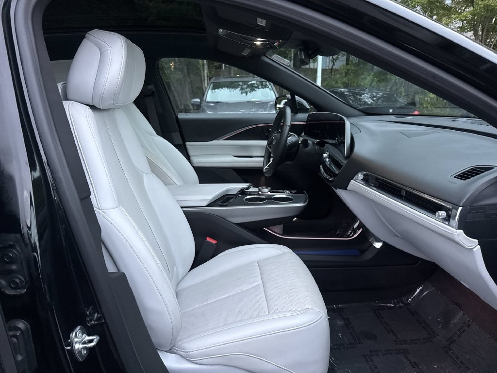 Used 2024 Cadillac Lyriq Luxury AWD/4WD image 26