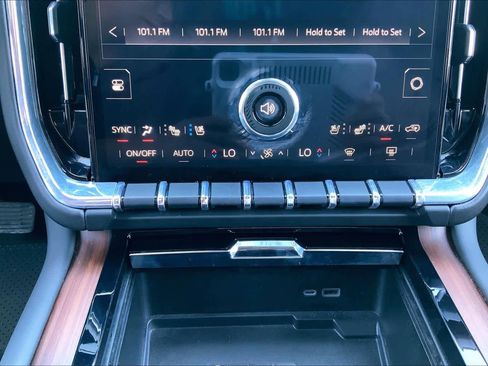 Used 2025 GMC Yukon XL Denali AWD/4WD image 28