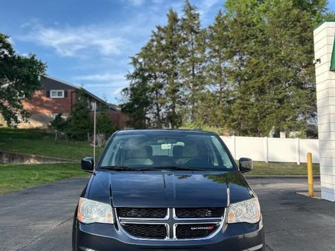 Used 2013 Dodge Grand Caravan SXT FWD image 2