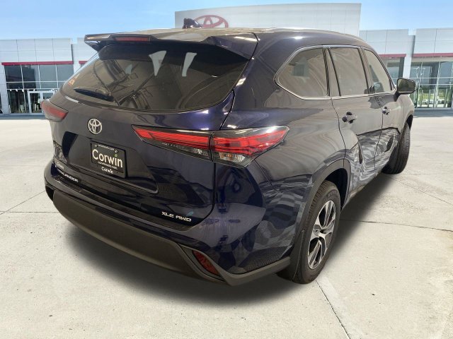 Used 2021 Toyota Highlander XLE AWD/4WD image 9