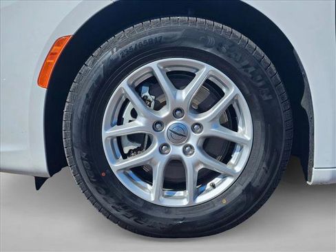 Used 2023 Chrysler Pacifica Touring-L FWD image 30