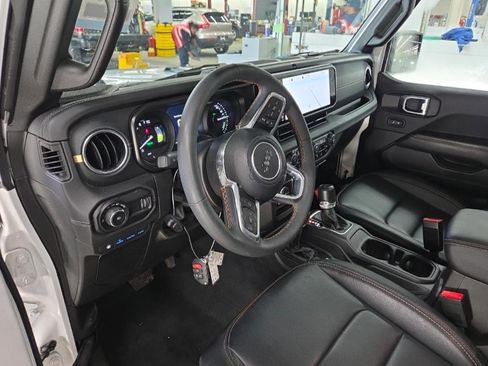 Used 2024 Jeep Wrangler Unlimited Sahara w/ Technology Group AWD/4WD image 3