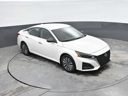 Used 2023 Nissan Altima 2.5 SV AWD/4WD image 18