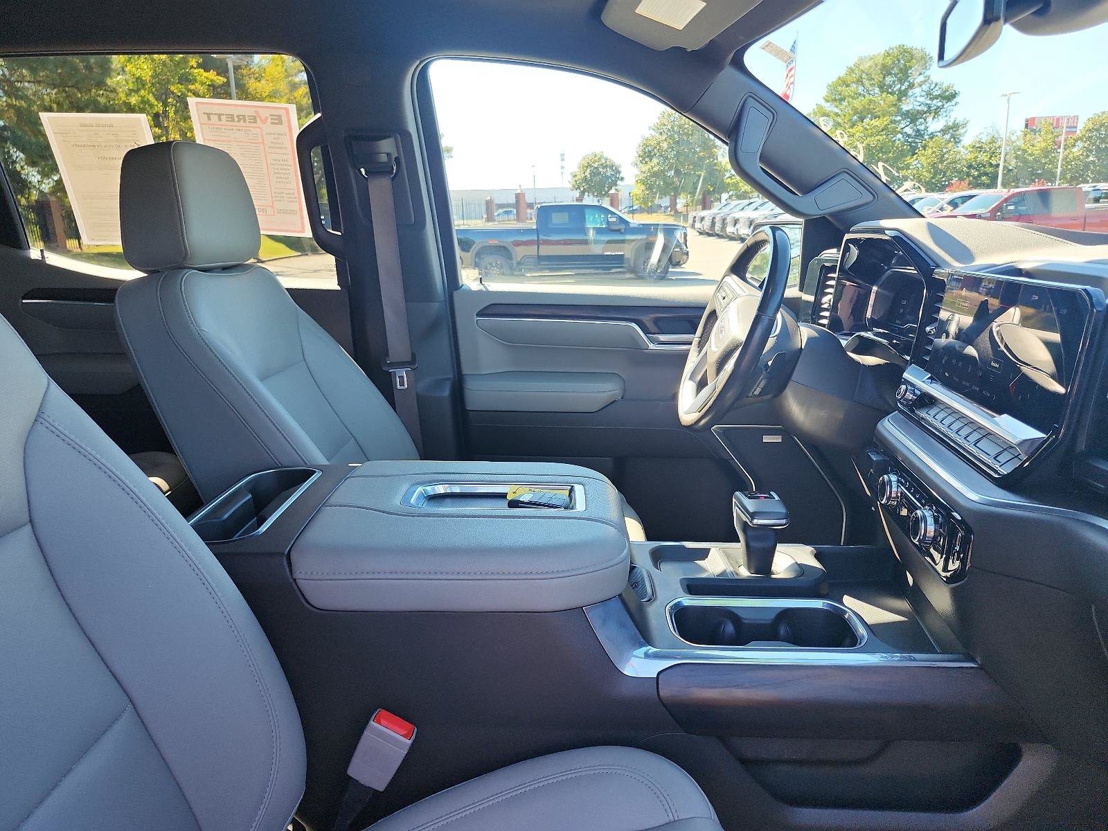 Used 2022 GMC Sierra 1500 SLT w/ SLT Premium Package AWD/4WD image 9