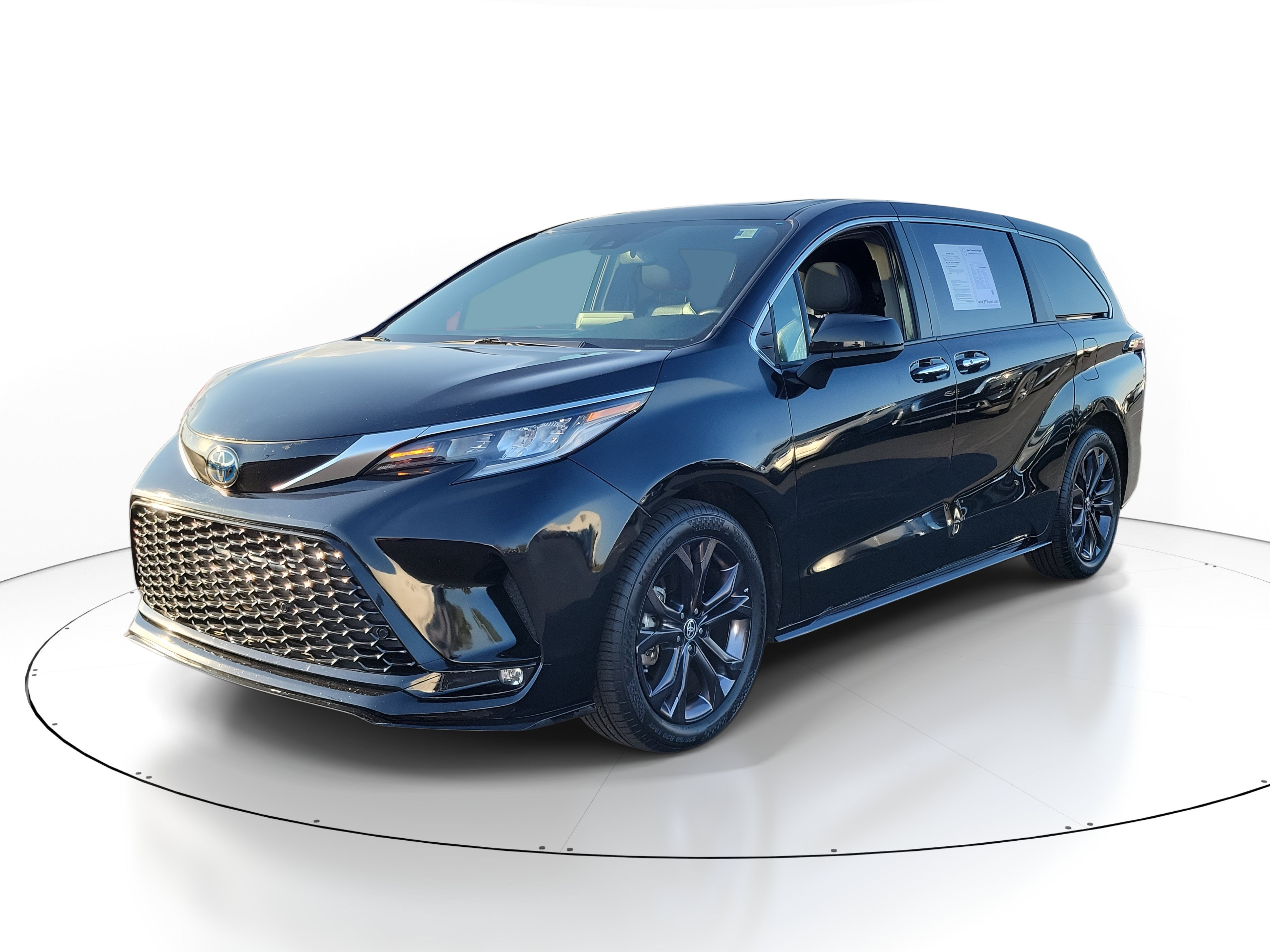 Used 2023 Toyota Sienna XSE FWD image 2