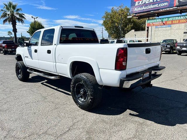 Used 2004 Chevrolet Silverado 2500 LT w/ Skid Plate Package AWD/4WD image 6