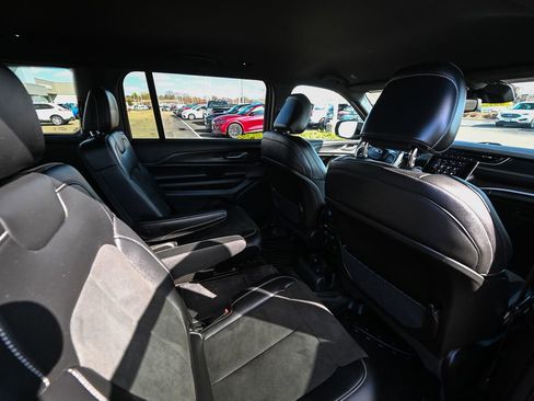 Used 2023 Jeep Grand Cherokee L Laredo image 29