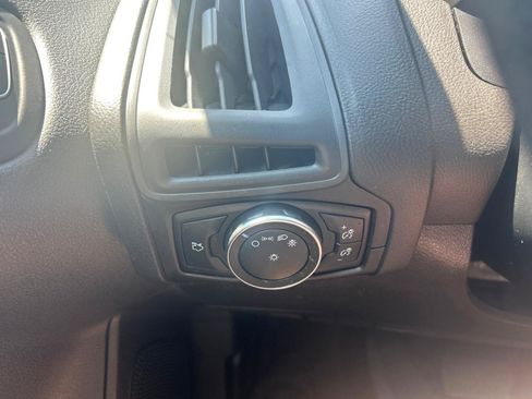 Used 2018 Ford Focus SE FWD image 16