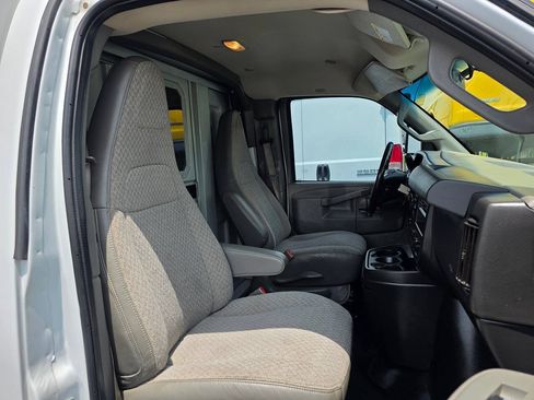 Used 2019 Chevrolet Express 3500 w/ Power Convenience Package RWD image 10