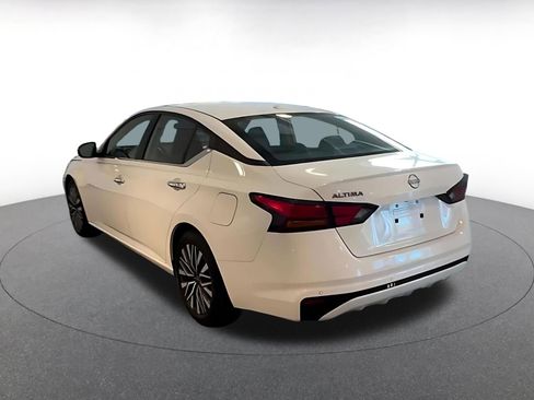 Used 2025 Nissan Altima 2.5 SV FWD image 11