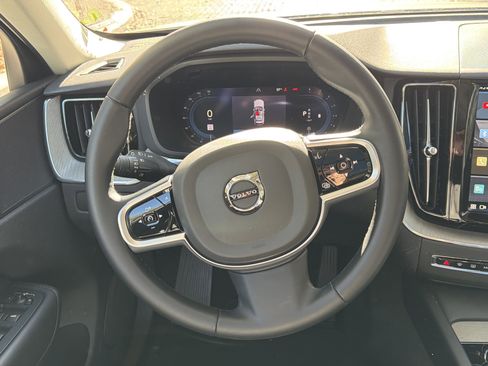 Certified 2025 Volvo XC60 B5 Plus image 18