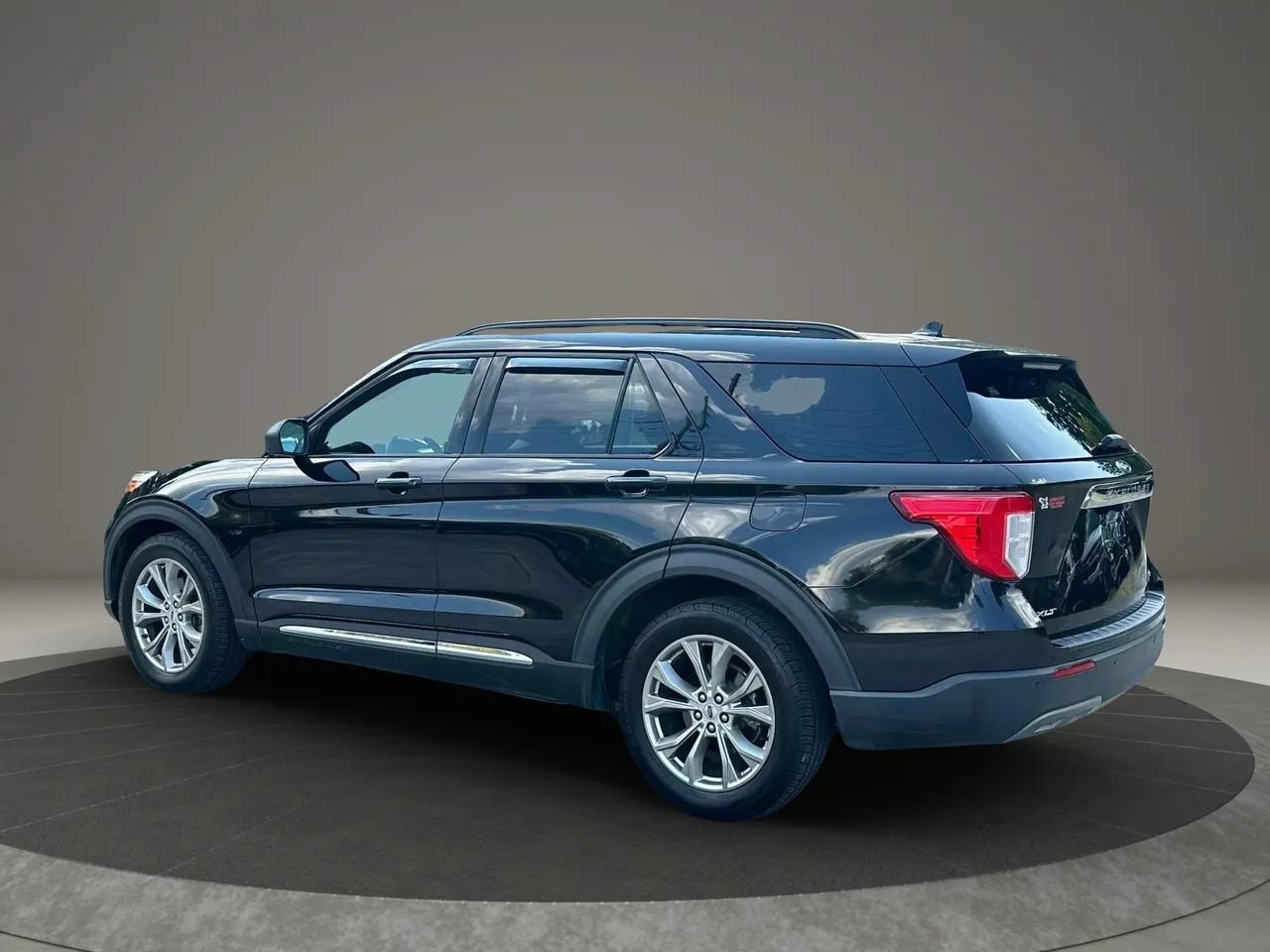 Used 2020 Ford Explorer XLT w/ Equipment Group 202A RWD image 5