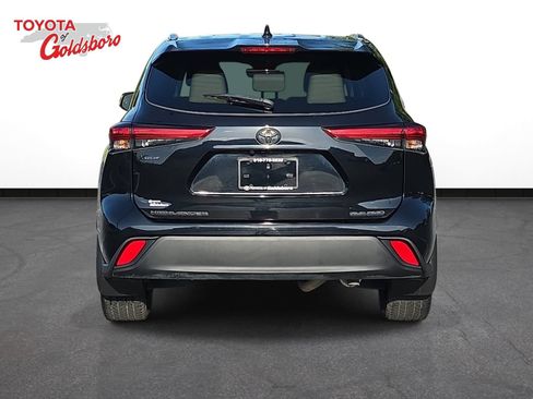 Used 2021 Toyota Highlander XLE AWD/4WD image 6