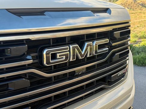 Used 2023 GMC Sierra 1500 AT4 w/ AT4 Premium Package AWD/4WD image 9