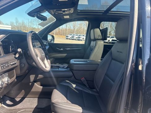 Used 2021 GMC Yukon XL Denali image 9
