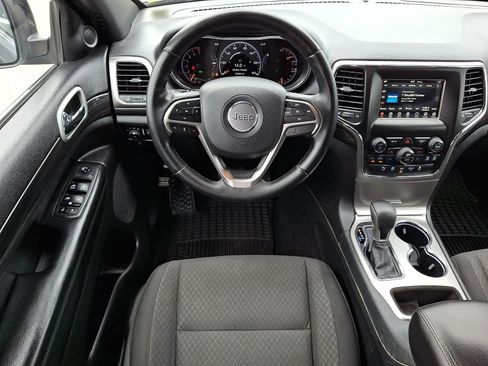 Used 2019 Jeep Grand Cherokee Laredo AWD/4WD image 12