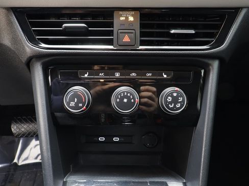 Certified 2023 Volkswagen Taos SE w/ Black Wheel Package image 11