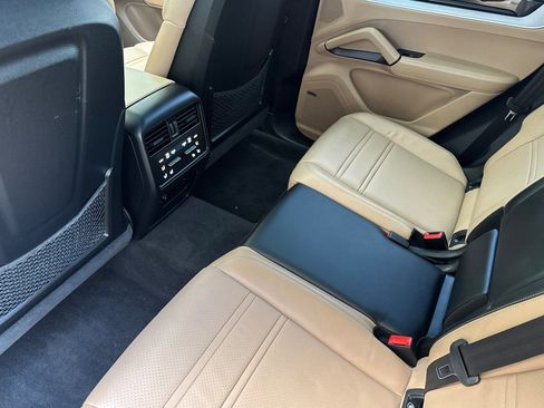 Used 2024 Porsche Cayenne image 9